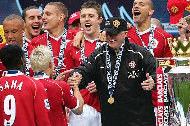 MANCHESTER, UNITED KINGDOM - MAY 13: Manchester United Manager Sir Alex Ferguson congratulates Alan Smith as the players celebrate winning the Premiership title at the end of the Barclays Premiership match between Manchester United and West Ham United at Old Trafford on May 13, 2007 in Manchester, England. (Photo by Alex Livesey/Getty Images)
